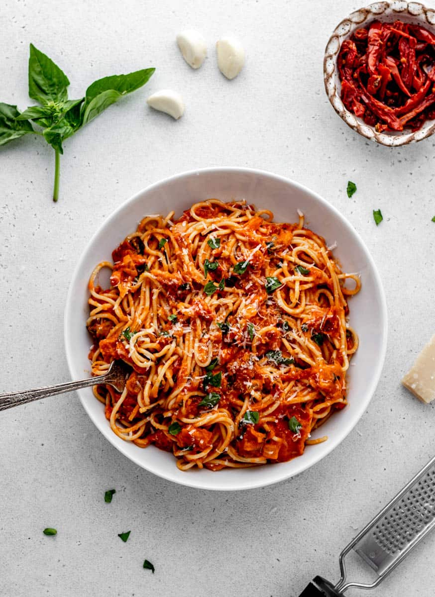 Low Sodium Spaghetti Sauce {with Fresh Tomatoes}