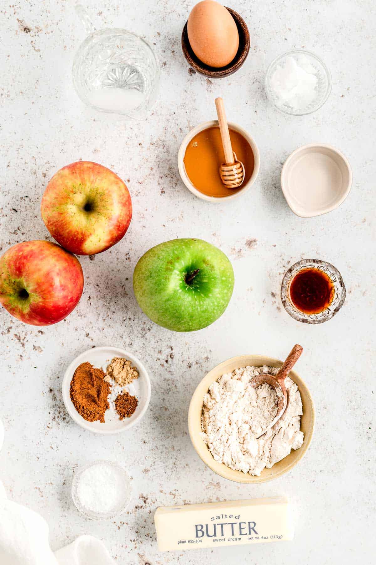 Ingredients for healthy apple pie recipe.