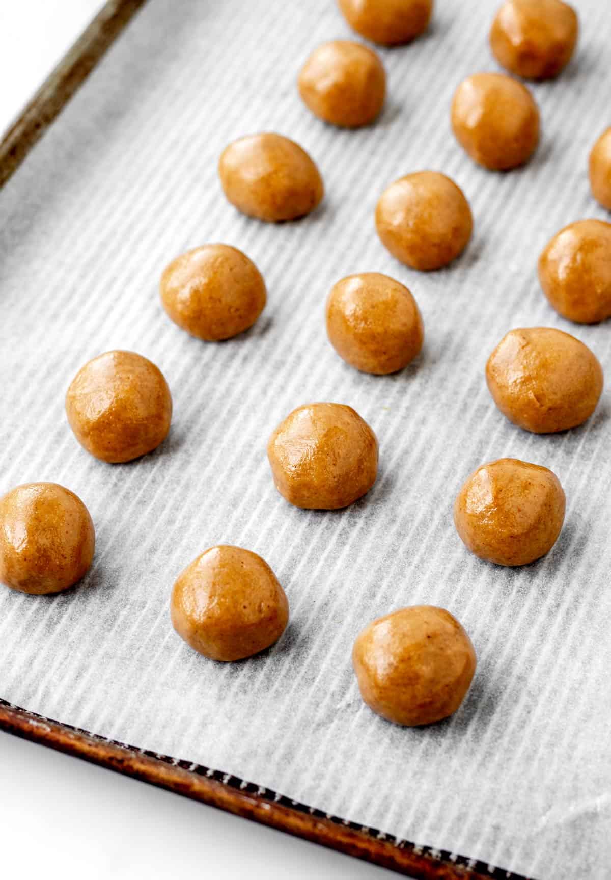 No bake peanut butter balls on a cookie sheet.